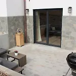 Daire Schwarz Mit Terrasse